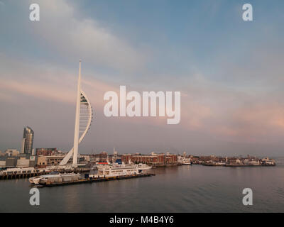 Portsmouth Harbour und Spinnaker Tower bei Sonnenuntergang Stockfoto