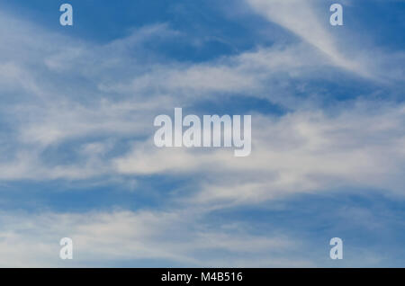 Üppigen weißen Zirruswolken gegen den blauen Himmel am Mittag an einem heißen Sommertag Stockfoto