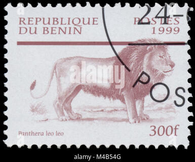BUDAPEST, Ungarn - 11. Februar 2017; Stempel gedruckt in Benin aus der Ausgabe der "DUGONGS" [SÄUGETIERE' zeigt Afrikanischer Löwe (Panthera leo), ca. 1999 Stockfoto