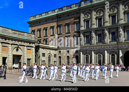 Stockholm/Schweden - vom 05.08.2013 01:Altstadt Gamla Stan - Königspalast - offizielle Residenz der Familie des Königs in Stockholm - Feierlicher ändern für Stockfoto