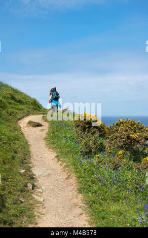 Zwei Frau entlang des South West Coast Path in Cornwall, England, Großbritannien Stockfoto