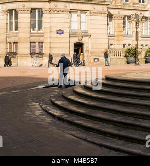 Eine Street Performer Gitarre spielen in Birmingham, Großbritannien Stockfoto