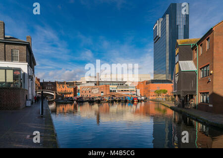 Blick auf den Kanal mit Reflexionen von Menschen und Gebäuden in Brindley Place Birmingham, Großbritannien Stockfoto