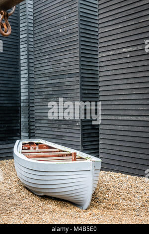 Weiße Boot und die Alten fishermans Holzhütten Stockfoto