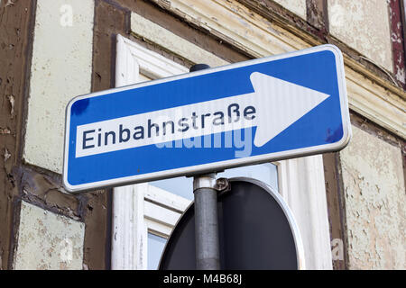 Schild mit deutschem Text: einbahnstraße vor einem Fachwerkhaus Stockfoto