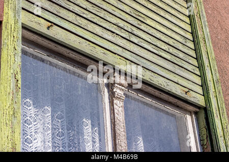 Detail einer alten, Holz- Fenster mit grünen Rollo Stockfoto