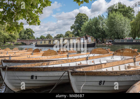 Sportboote auf dem Fluss Avon in Stratford-upon-Avon, Warwickshire, England Großbritannien Stockfoto