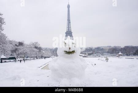 Schneemann mit Lächeln unter dem eiffle Tower Stockfoto