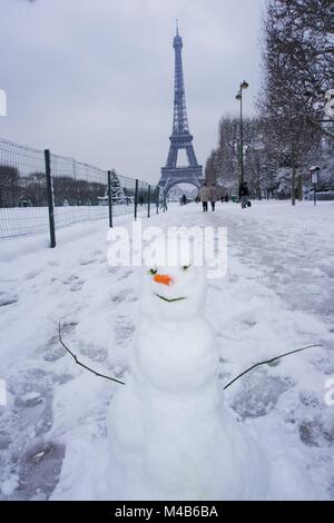 Mit Karotte unter dem Eiffelturm Schneemann Stockfoto