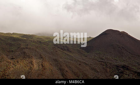 Panoramablick auf die Umgebung von Punta de la Orchilla, mit Schlackenkegel und endemischen Euphorbien Pflanzen, an der Insel El Hierro (Kanarische Inseln, Spanien) Stockfoto