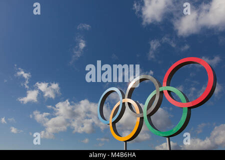 LONDON, UK, 15. Februar 2018: Das olympische Symbol, das aus fünf miteinander verbundenen farbige Ringe, unter einem blauen Himmel Stockfoto