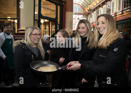 Faschingsdienstag Festlichkeiten als Konkurrenten richten für den Pancake Day Rennen Leadenhall Market am 13. Februar 2018 in London, Vereinigtes Königreich. Konkurrierende Mannschaften der Stadt Mitarbeiter außerhalb des Lammes Taverne gegen die 25-m-Kurs, im Wettbewerb um den begehrten Pfanne Trophäe als Sie Flip ihren Weg rund um die historischen des 14. Jahrhunderts. Stockfoto