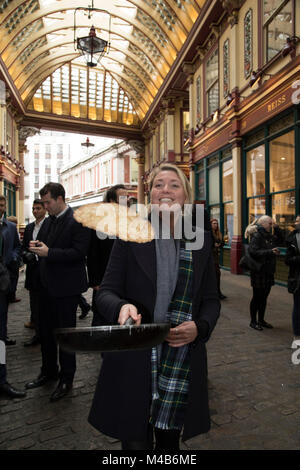 Faschingsdienstag Festlichkeiten als Konkurrenten richten für den Pancake Day Rennen Leadenhall Market am 13. Februar 2018 in London, Vereinigtes Königreich. Konkurrierende Mannschaften der Stadt Mitarbeiter außerhalb des Lammes Taverne gegen die 25-m-Kurs, im Wettbewerb um den begehrten Pfanne Trophäe als Sie Flip ihren Weg rund um die historischen des 14. Jahrhunderts. Stockfoto