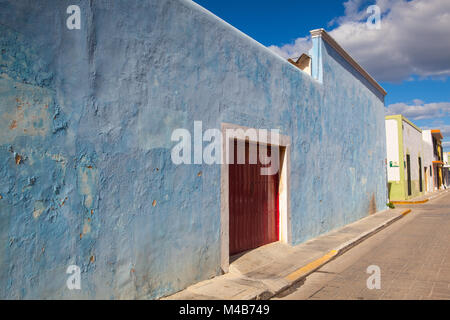 Campeche, Mexiko - Januar 31,2018: Typische koloniale Straße in Campeche, Mexiko. Historische Festungsstadt Campeche - UNESCO-Weltkulturerbe. Stockfoto