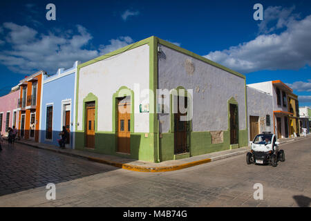 Campeche, Mexiko - Januar 31,2018: Polizeiauto auf typisch koloniales Straße in Campeche, Mexiko. Historische Festungsstadt Campeche - UNESCO-Heri Stockfoto