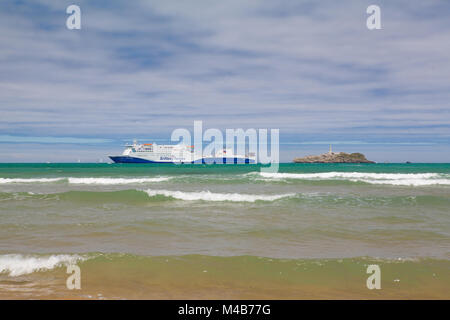 Santander, Spanien - 1. Juli 2017: Brittany Ferries und Leuchtturm auf der kleinen Insel in der Nähe der Küste von Santander, Spanien Stockfoto