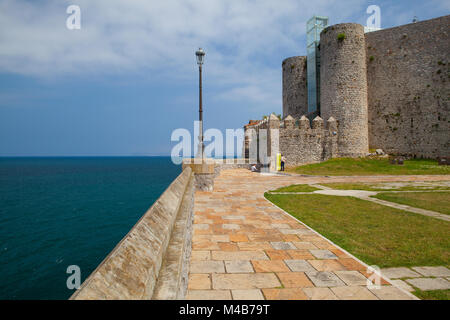 Castro Urdiales, Spanien - 9. Juli 2017: Detail: Santa Maria de la Asunción Kathedrale und der mittelalterlichen Burg und Leuchtturm St. Ana, Castro Urdiales, Ca Stockfoto