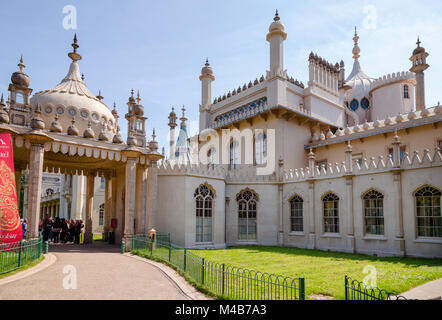 BRIGHTON, UK-Jun 5, 2013: die Besucher am Eingang der Royal Pavilion (Brighton Pavillon), ehemalige königliche Residenz im indo-sarazenischen Sty gebaut Stockfoto