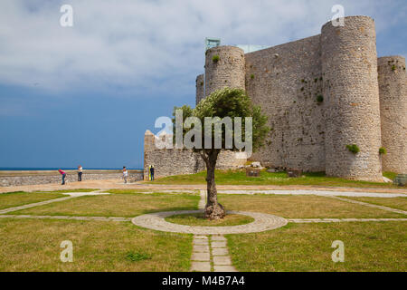 Castro Urdiales, Spanien - 9. Juli 2017: Detail: Santa Maria de la Asunción Kathedrale und der mittelalterlichen Burg und Leuchtturm St. Ana, Castro Urdiales, Ca Stockfoto