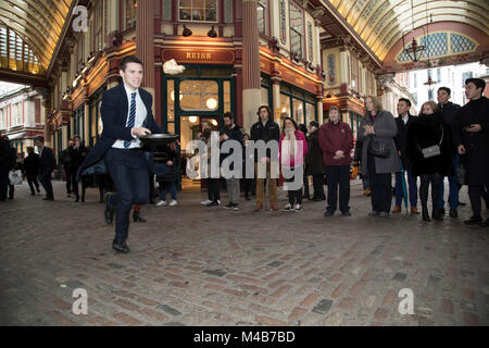 Faschingsdienstag Festlichkeiten als Konkurrenten richten für den Pancake Day Rennen Leadenhall Market am 13. Februar 2018 in London, Vereinigtes Königreich. Konkurrierende Mannschaften der Stadt Mitarbeiter außerhalb des Lammes Taverne gegen die 25-m-Kurs, im Wettbewerb um den begehrten Pfanne Trophäe als Sie Flip ihren Weg rund um die historischen des 14. Jahrhunderts. Stockfoto