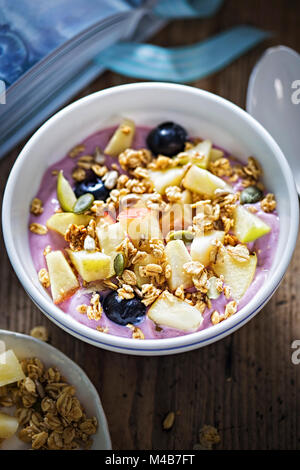 Heidelbeere Joghurt mit Äpfel, Heidelbeeren und Müsli Stockfoto