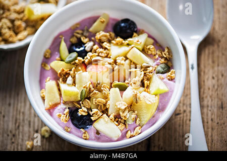 Heidelbeere Joghurt mit Äpfel, Heidelbeeren und Müsli Stockfoto