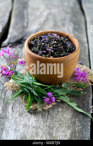 Fireweed Tee auf Holz- Oberfläche Stockfoto