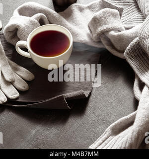 Warme Kleidung und eine Tasse Tee auf Herbst Tag Stockfoto