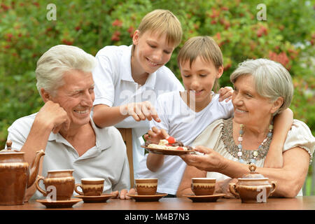 Großeltern mit Enkel Essen Stockfoto