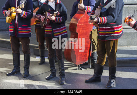 Kroatische tamburitza Musiker in der traditionellen kroatischen Volkstrachten Stockfoto