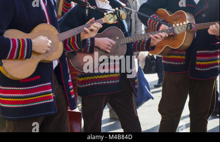 Kroatische tamburitza Musiker in der traditionellen kroatischen Volkstrachten Stockfoto