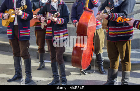 Kroatische tamburitza Musiker in der traditionellen kroatischen Volkstrachten Stockfoto