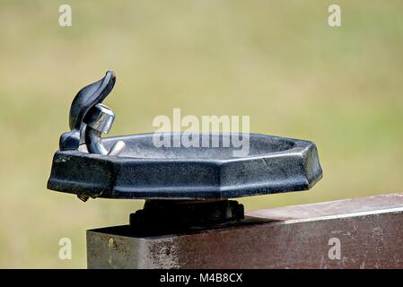 Nahaufnahme von einem öffentlichen Trinkwasserhahn in einem park Stockfoto