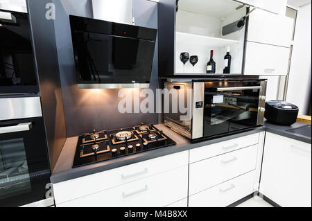 Moderne hi-Tek Küche, saubere Inneneinrichtung Stockfoto