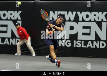 Uniondale, NY - 14. Februar 2018: Kei Nishikori von Japan zurück Kugel während der 2. Runde Spiel gegen Evgeny Donskoi Russlands an ATP 250 New York Open Turnier im Nassau Coliseum Stockfoto