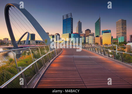 Perth. Stadtbild das Bild der Innenstadt Skyline von Perth, Australien während des Sonnenuntergangs. Stockfoto