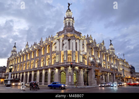 Gran Teatro de La Habana Alicia Alonso Theater bei Nacht, Paseo del Prado, Havanna, Kuba Stockfoto