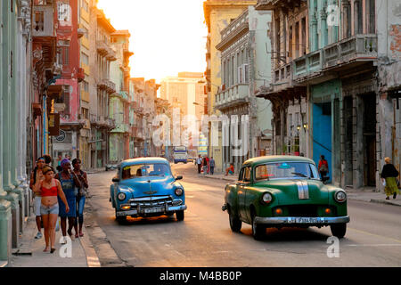 Alte amerikanische Autos, Calle San Lázaro, Havanna, Kuba Stockfoto