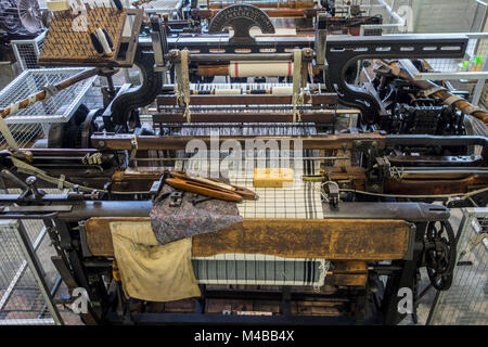 Mechanische flying shuttle Webstuhl/Tattersall & Holdsworth shuttle Webmaschine in Cotton Mill/Spinning - Mühle Stockfoto