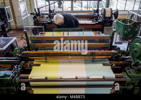 Fabric Weber die mechanische Fliegen/Shuttle Shuttle Webstuhl Webmaschine in Cotton Mill/Spinning - Mühle Stockfoto