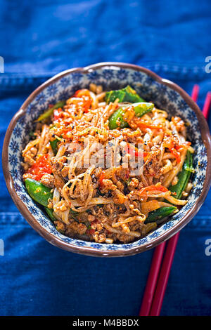 Sichuan spicy Schweinefleisch Nudeln mit Sojasprossen, Zuckerschoten und Eiche Choi Stockfoto
