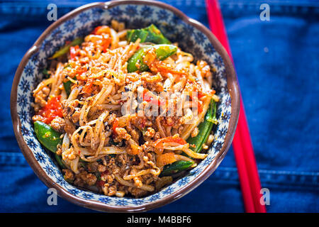 Sichuan spicy Schweinefleisch Nudeln mit Sojasprossen, Zuckerschoten und Eiche Choi Stockfoto