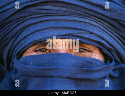 Algerien. In der Nähe von Djanet. Sahara. Porträt der Mann der Tuareg Stamm. Indigo Blue Turban. Stockfoto