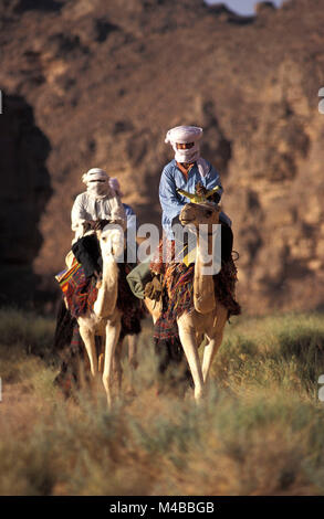 Algerien. In der Nähe von Djanet. Sahara. Männer von Tuareg Stamm und Kamele. Nomaden. Camel drivers. Stockfoto