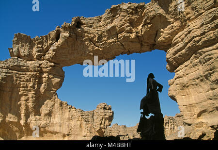 Algerien, Djanet. Nationalpark Tassili n'Ajjer. Tassili Plateau. UNESCO-Weltkulturerbe. Sahara. Mann der Tuareg Stamm in der Arche. Stockfoto