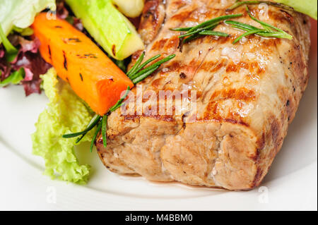 Gegrilltes Schweinefleisch und Gemüse auf Teller Stockfoto