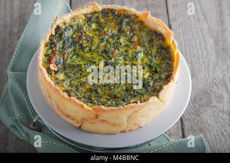 Spinat quiche - Gemüse pie auf einer hölzernen Oberfläche Stockfoto