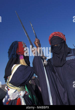 Algerien. Djanet. Sahara. Jährliche Festival vom Volk der Tuareg Stamm namens SBIBA. Männer tanzen. Stockfoto