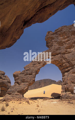 Algerien. In der Nähe von Djanet. Sahara. Mann der Tuareg Stamm. Rock. Arch. Hintergrund Mann der Tuareg Stamm. Nomad. Stockfoto