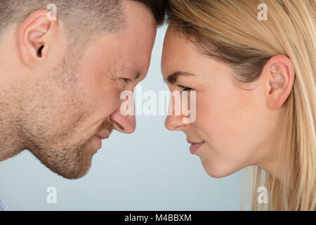 Nahaufnahme des jungen Paares wütend an einander Suchen Stockfoto